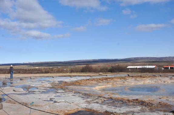 Esperando a erupção do Strokkur, um dos mais importantes gêiseres em Geysir, uma das atrações do Golden Circle, na Islândia